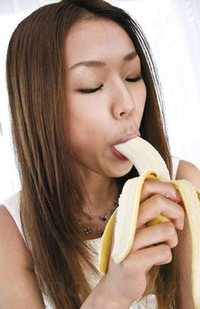 Hirota Sakura shows how to work her mouth around a cock